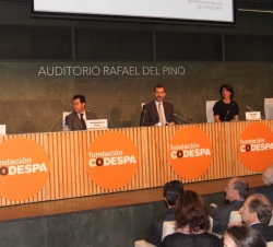 Don Felipe en la mesa presidencial junto al secretario de Estado de Servicios Sociales e Igualdad, la presidente de la Fundacion Codespa, la president